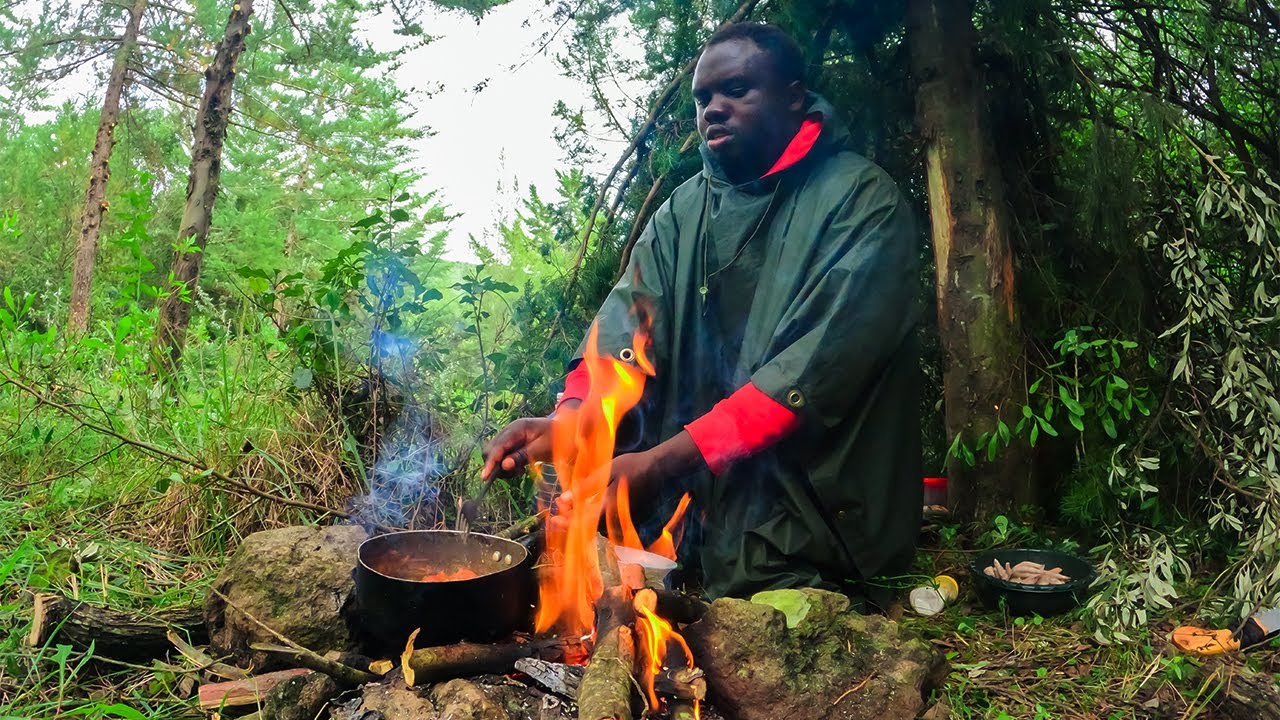 SOLO SURVIVAL CAMPING In HEAVY RAIN, THUNDER - Building Warm BUSHCRAFT ...