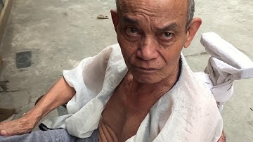 Ông cụ làm nghề cắt tóc nam 50 năm chia sẻ kinh nghiệm làm nghề và mài tông đơ.