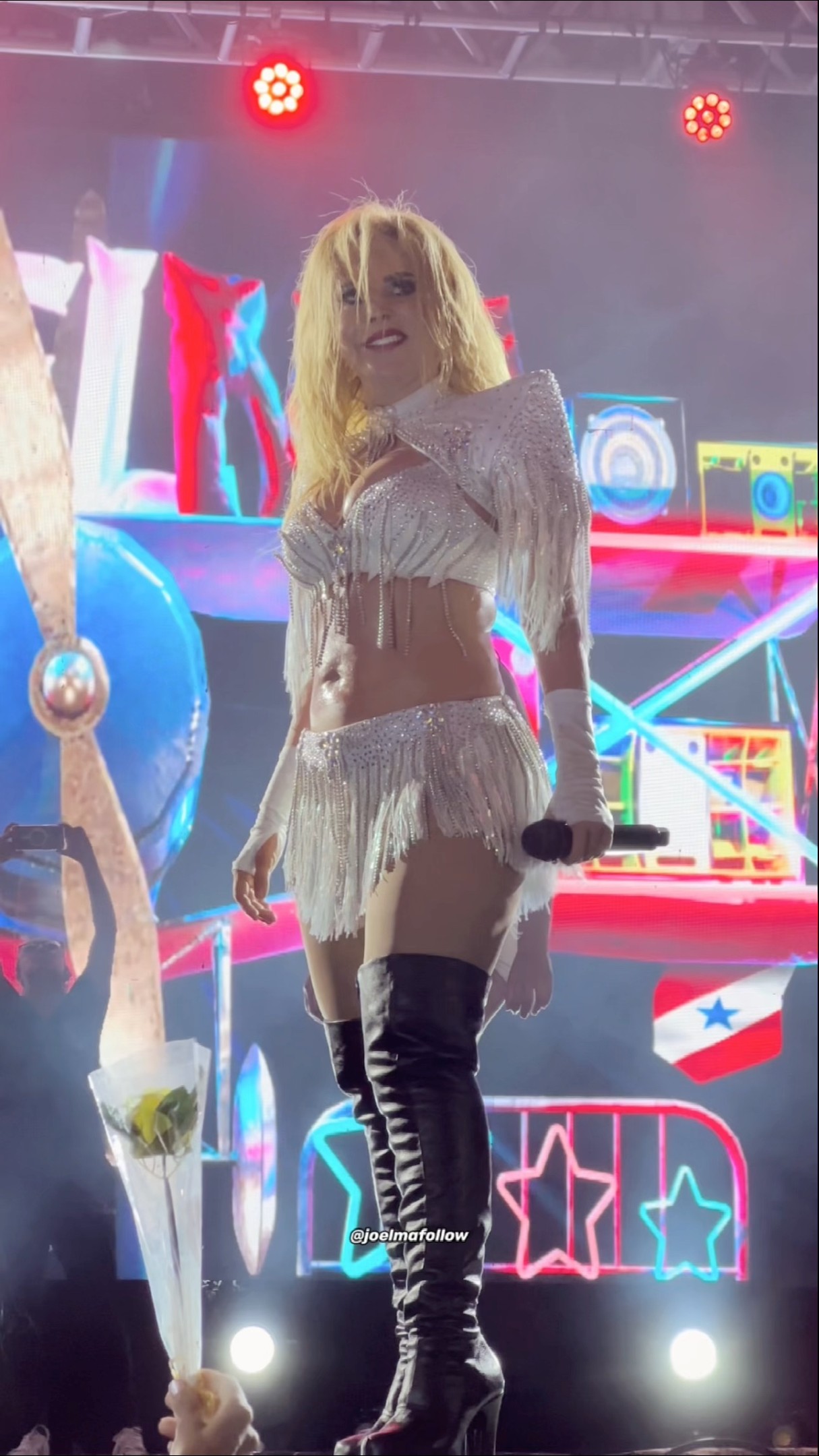 Joelma fazendo carão no final da coreografia
