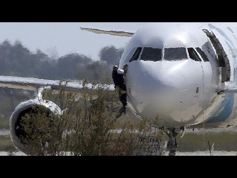 Mısır Uçağını Kaçıran Hava Korsanı Teslim Oldu