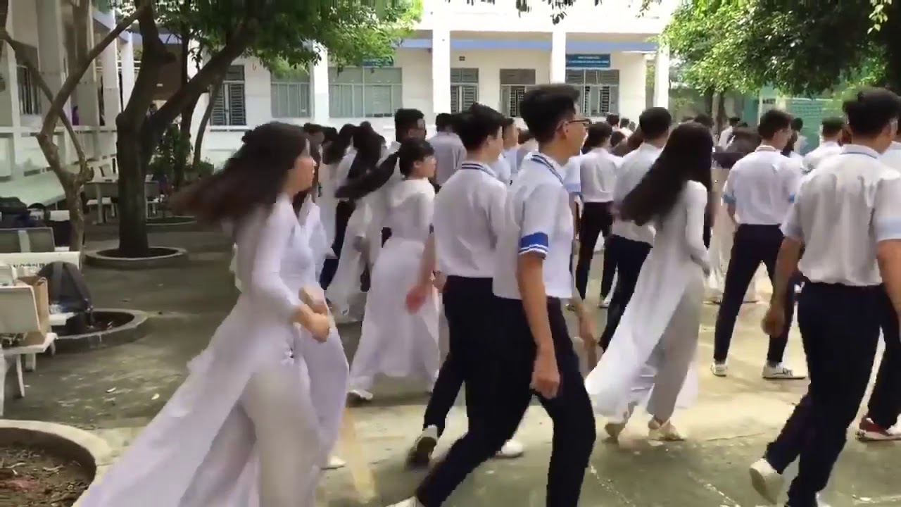 アオダイ着るベトナムの高女 - Vietnamese girls wear AO DAI