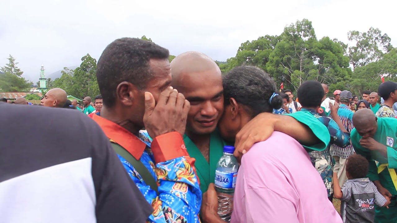 Banyak para orang tua menangis usai pelantikan Tamtama TNI AD di Papua