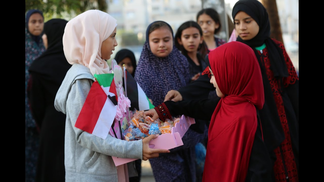 KESERUAN IED, ANAK INDONESIA DI GAZA IKUT BERBAGI COKLAT DAN PERMEN