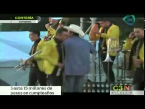 El alcalde de Nayarit levanta el vestido a una jovencita bailando