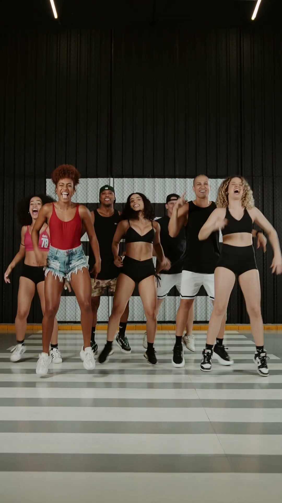 DANCE SE SOUBER ✨? Colocamos algumas músicas em ordem aleatória para nossos Pros dançarem ?