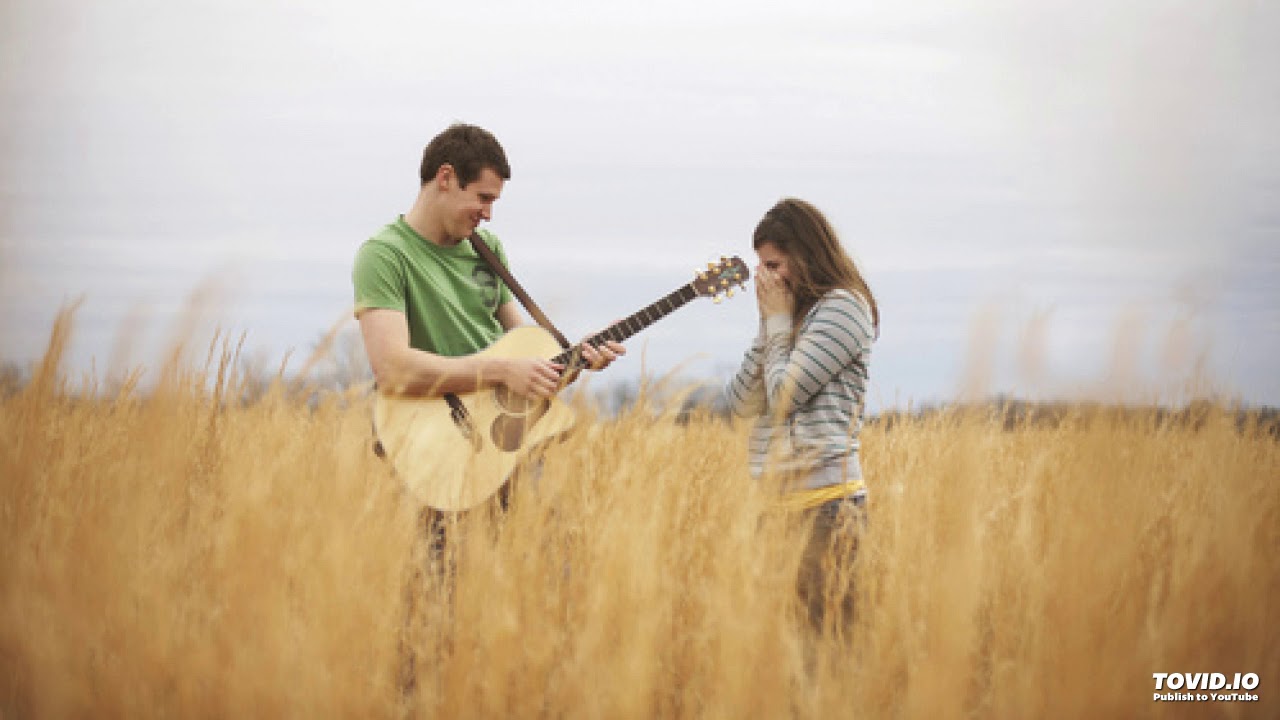 Пою и сосу. Фотосессия с гитарой на природе. Парень с гитарой. Парень с гитарой и девушка. Мальчик с гитарой в поле.