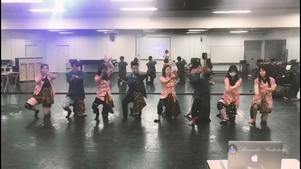 Tari Badiding Mahasiswa CCOM Beijing China