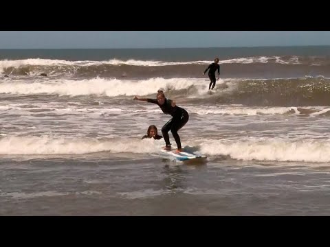 Cami Rajchman se animó a surfear junto a Julián Schweizer