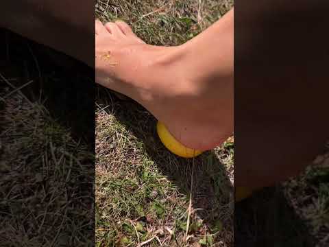 make lemon juice barefoot 🍋👣🍋
