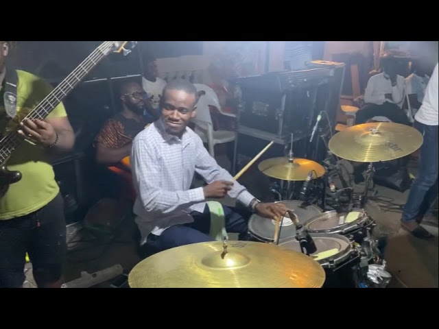 The Drummer took the praise to another level🔥🔥🥁🥁🔥🔥🥁🥁 class=