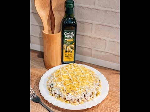 Сытный слоеный салат с маринованными огурцами и грибами