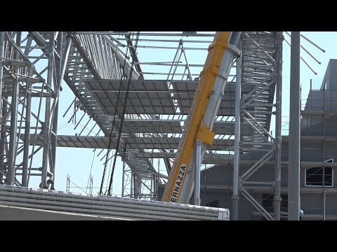 STADIO “BENITO STIRPE” FROSINONE CALCIO. La copertura della tribuna, i tornelli e l’interno.