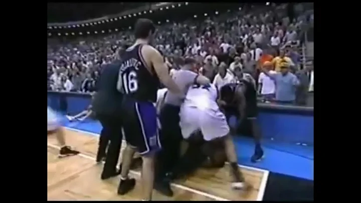 Tracy McGrady fights Bobby Jackson 2001 Kings vs M...