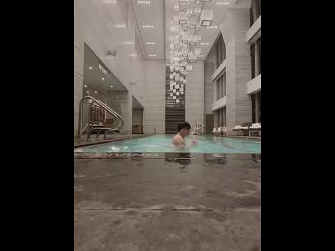 Чонгук плавает в бассейне - YouTube