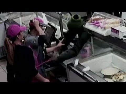 Clerk Fights Off Armed Robbery Suspect In Seattle - YouTube