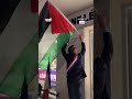 نائب فرنسي يرفع علم فلسطين أمام مقره البرلماني بإقليم إيسون 