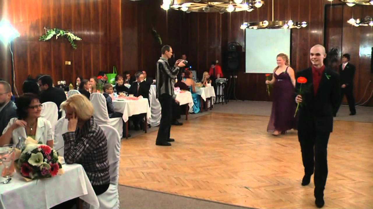 SZŠ Lučenec 4.B - Stužková 2011 - rodičovský a učiteľský tanec.wmv4