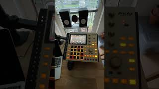 Was macht Ihr, Roland, gegen diese Mega Groovebox Waffe von Akai?