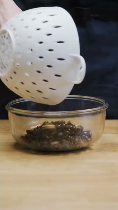 Fermenting black soybeans into black bean paste