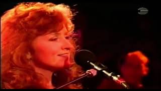 Watch Bonnie Raitt Luck Of The Draw video