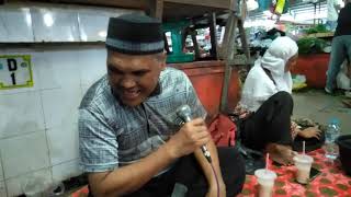 Pengamen tua di pasar Flamboyan pontianak