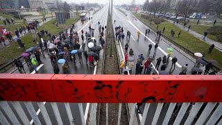 Utakat torlaszolva tiltakoztak Szerbiában az országban tervezett lítiumbányászat ellen
