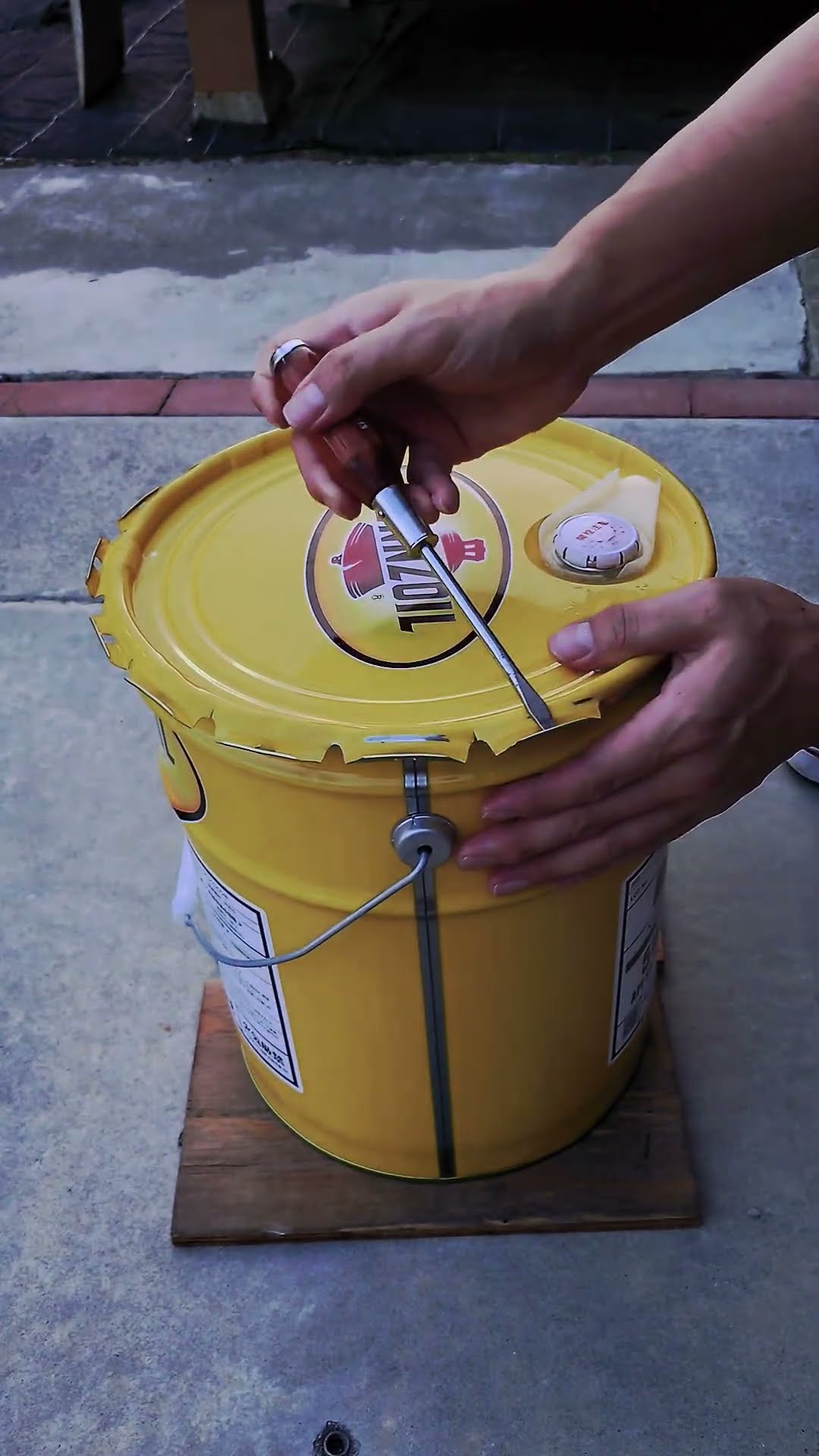 ペンズオイルのチェアのご案内 クッション付きペール缶チェア