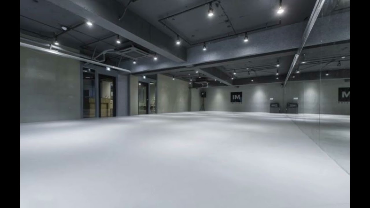 the visitor - iu (but u're in an empty room)