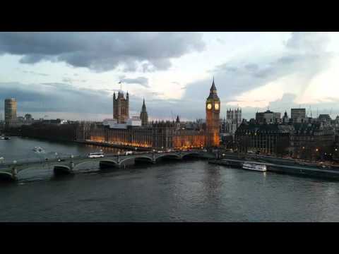 Video: Tom Fordin Vaippa Lontoon Muotiviikolla