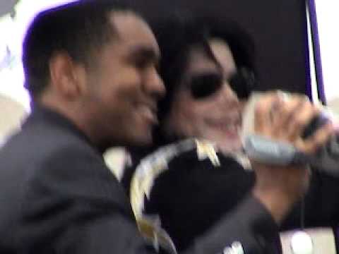 MJ-Upbeat.com - Michael Jackson Greets Fans At Gary Indiana Town Hall 2003