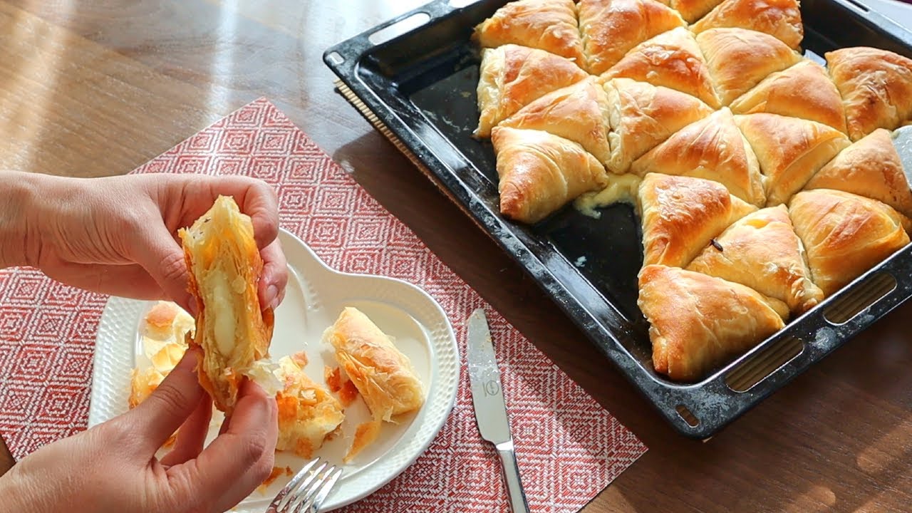 TRIGONA ME KREM DHE SHERBET. Embelsire e Vjeter Tradicionale qe Shkrihet ne Goje si Bakllava.
