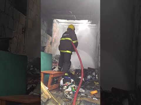 Bombeiros combatem fogo em residência na cidade de Sooretama