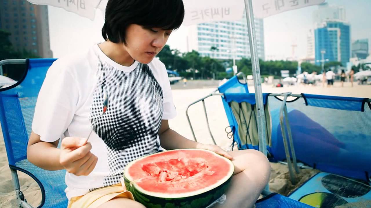 在 YouTube 上观看 리미와감자 - 비키니 (feat. K Jun) MV