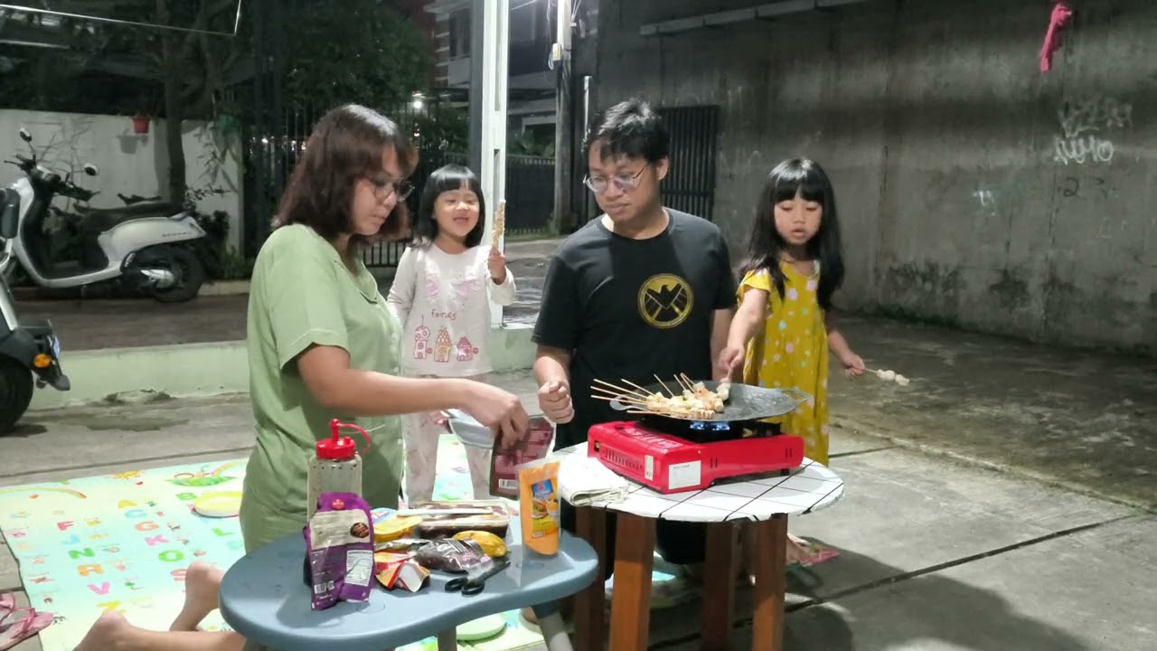 Huru hara family vlog, liburan panjang tapi ga kemana-mana. Oma yg selalu nutupin kamera Leica 😂🤣