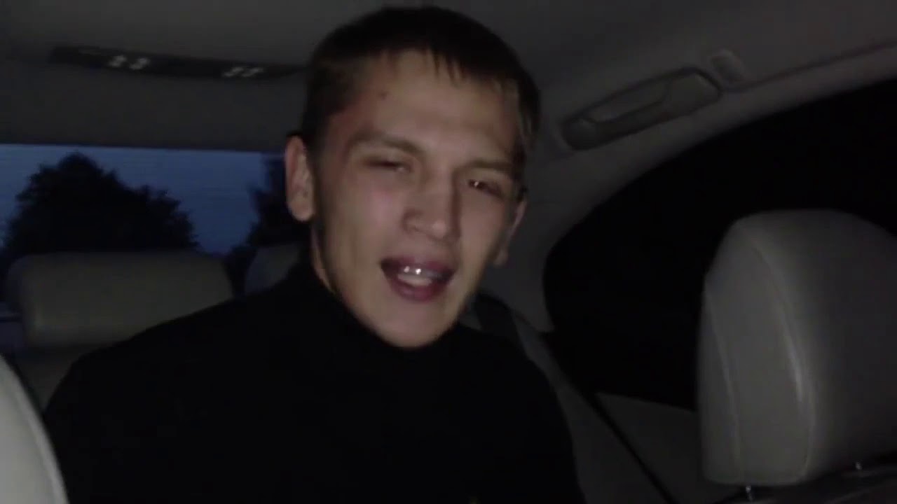 Пацан сидит на машине