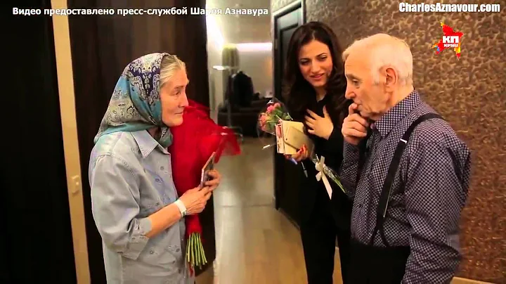 Charles Aznavour rencontre une fan  Moscou