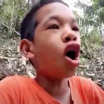 kagum [ka·gum]iva (kata sifat)Ar: ra(dngan rasa memuji); takjub; tercengang