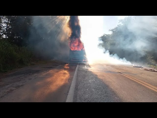 Motorista faz pausa para dormir e caminhão pega fogo em Minas