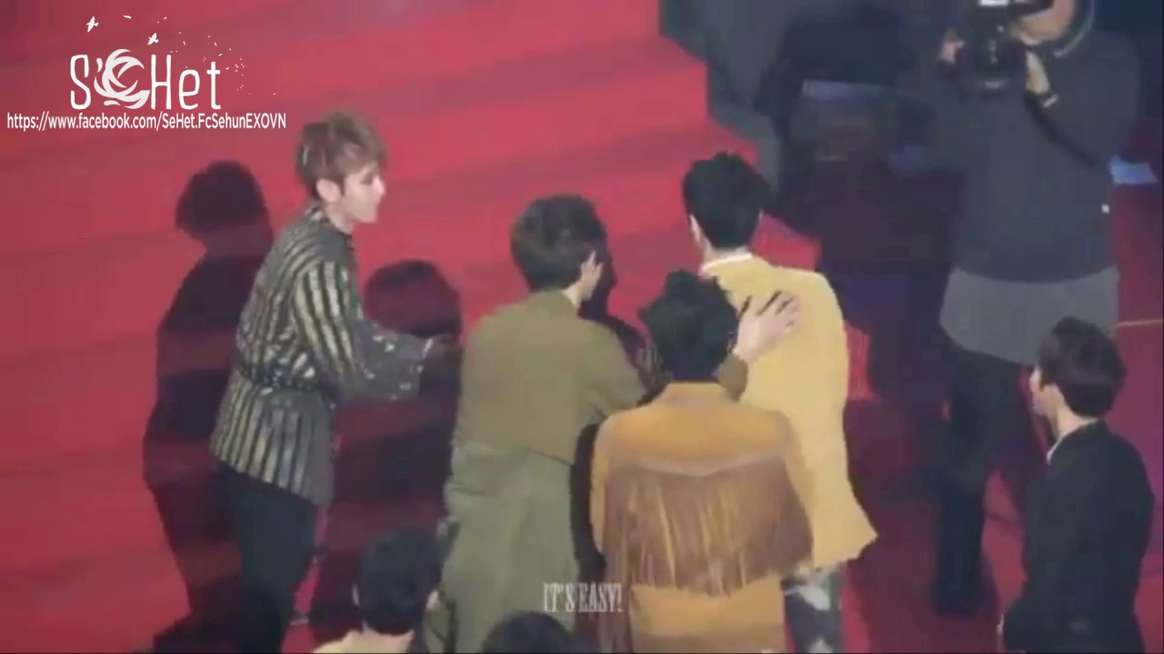 170222 Reaction của EXO khi Sehun lên nhận giải =))))