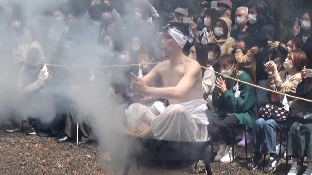 久渡寺で修験者が荒行に挑む！津軽火性三昧法会 - YouTube