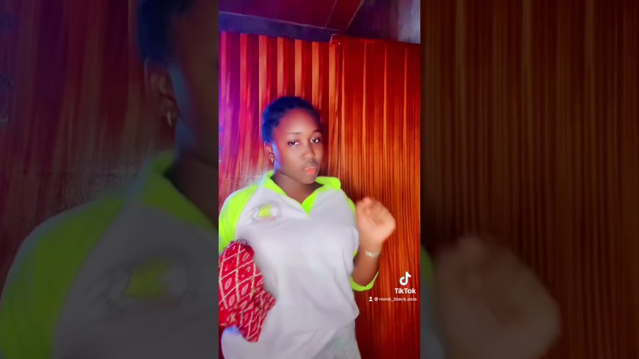 Santorini en bikini rouge