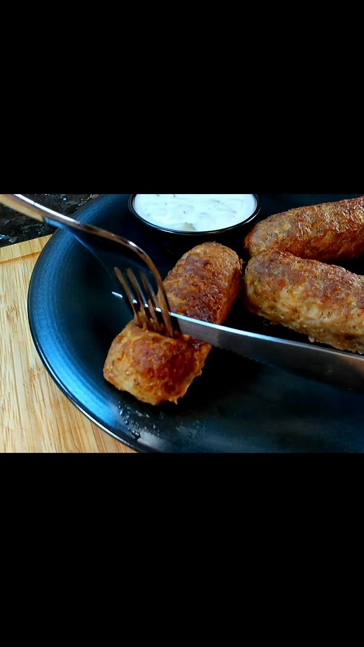 Gefüllte Hackfleischröllchen mit Feta und Gurkensauce? Einfach lecker ...