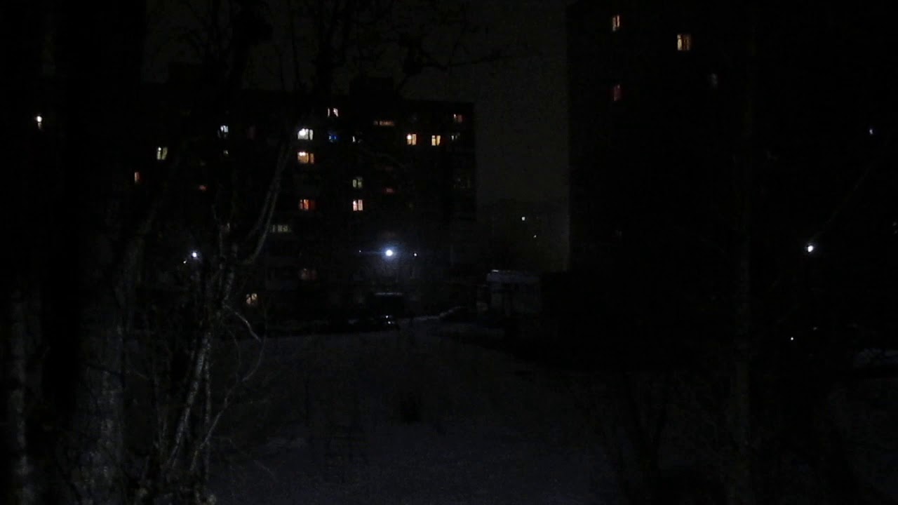 Двор в темноте. Жуткая фигура во дворе в темноте. Во дворе стемнело во дворе стемнело. Вспышка в темноте во дворе