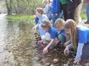 Biologist teaches young students about salmon