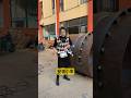 The young lady gave a detailed demonstration of the installation and use of the welding cart.