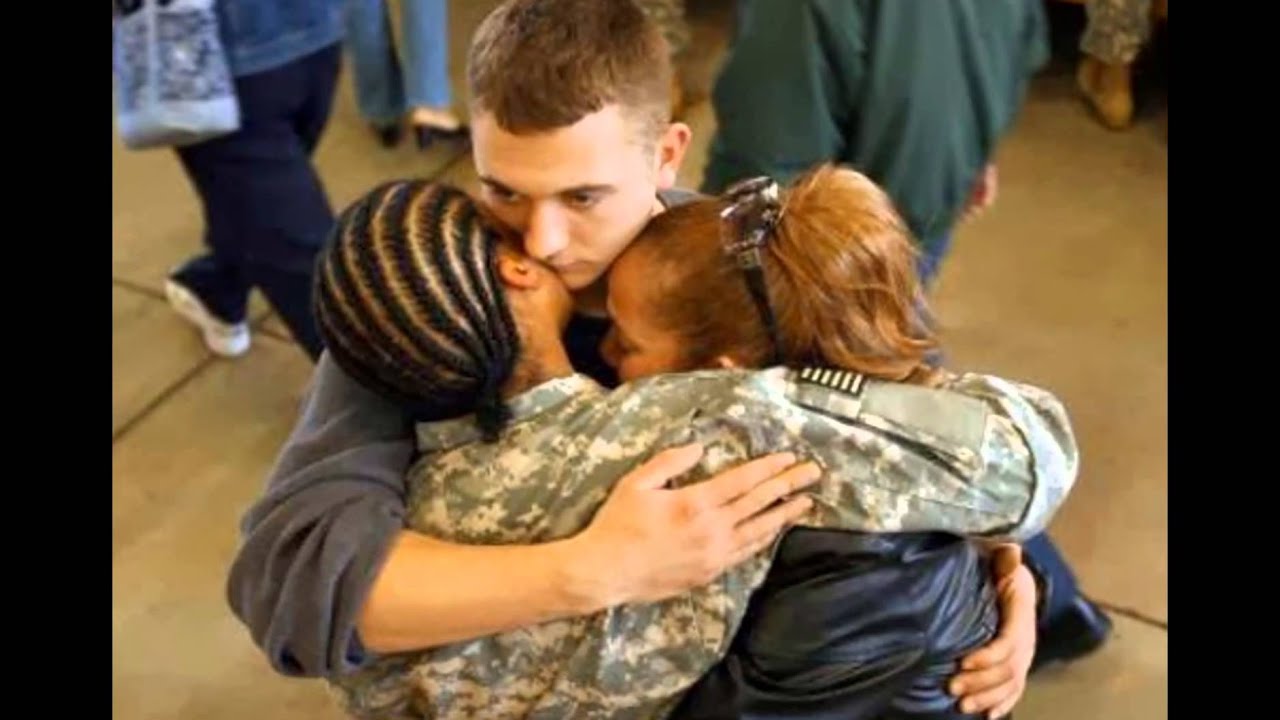 Клип вернитесь живыми домой. Возвращение солдата домой. Самые трогательные моменты. Встреча военного с семьей. Возвращайтесь домой живыми военные.