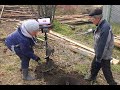 Приехал брат! Навел шороху в деревне! Как одной рукой забор построить (Woman making a fence)