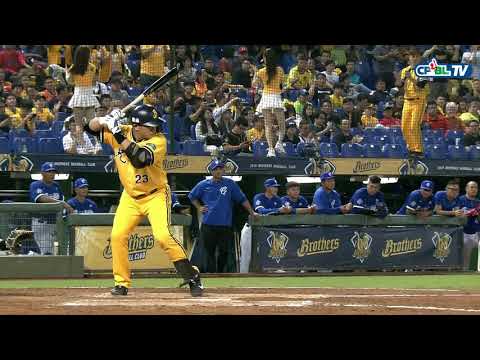 04/17 富邦 vs 兄弟 三局下，釣蝦日常！彭政閔擊出中外野飛球，林哲瑄不慌不忙移動定位接殺出局
