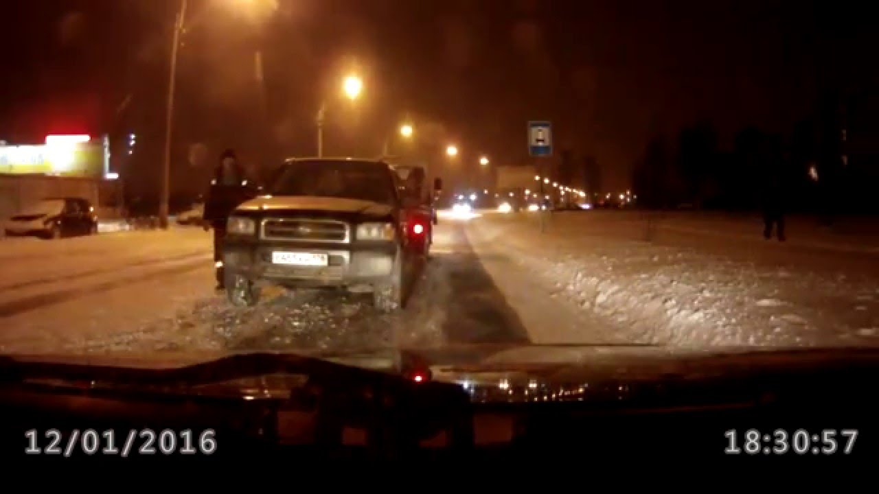 Автомобиль упал с эвакуатора!