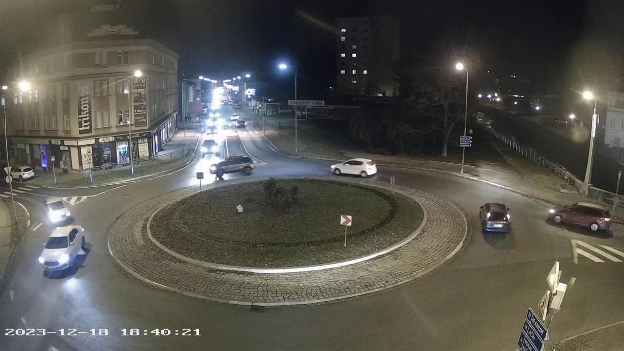 Trutnov - ul. Polská, kruhový objezd | Live Webcam
